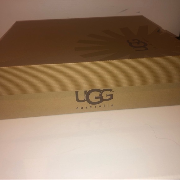 Ugg  Purple Bailey Button Size 6 - Picture 12 of 13